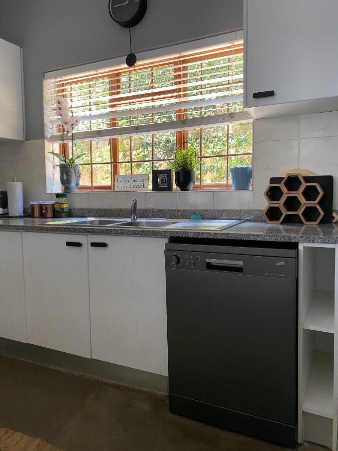 Cosy And Unique Family Retreat In Hout Bay Villa Cape Town Bagian luar foto